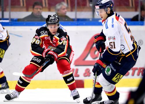 Luleås Johan Harju jagar Djurgårdens Robin Alvarez