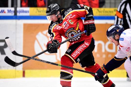 Luleås Chris Abbott tar skott
