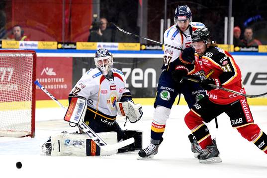 Djurgårdens målvakt Mikael Tellqvist räddar ett skott