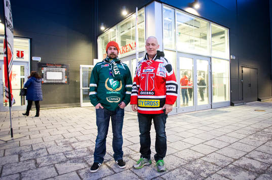 En Färjestadsupporter och en Örebrosupporter utanför