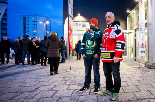 En Färjestadsupporter och en Örebrosupporter utanför