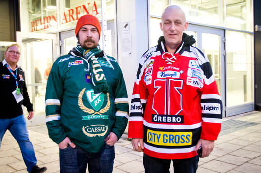 En Färjestadsupporter och en Örebrosupporter utanför