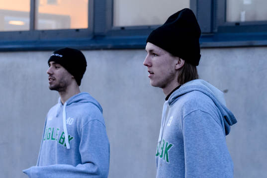 Rögles Niklas Hansson värmer upp