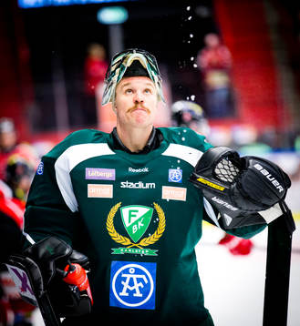Färjestads målvakt Justin Pogge leker med vattenflaskan