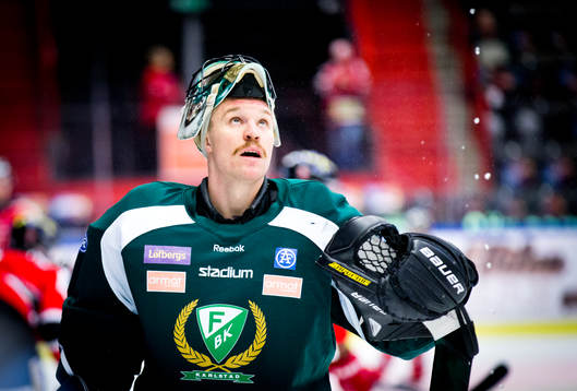 Färjestads målvakt Justin Pogge leker med vattenflaskan