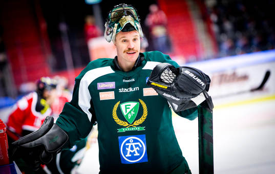 Färjestads målvakt Justin Pogge är glad