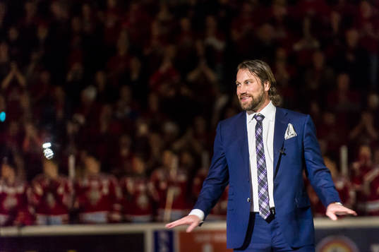 Peter Forsberg får sin förtjänst fana hissad i arenan
