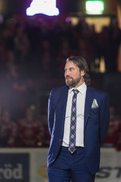 Peter Forsberg får sin förtjänst fana hissad i arenan
