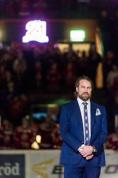 Peter Forsberg får sin förtjänst fana hissad i arenan