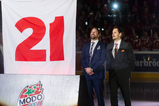 Peter Forsberg får sin förtjänst fana hissad i arenan