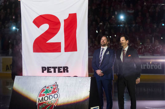 Peter Forsberg får sin förtjänst fana hissad i arenan