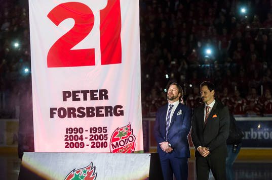 Peter Forsberg får sin förtjänst fana hissad i arenan