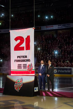 Peter Forsberg får sin förtjänst fana hissad i arenan