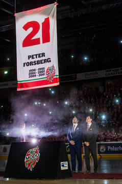 Peter Forsberg får sin förtjänst fana hissad i arenan