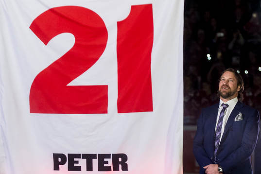 Peter Forsberg får sin förtjänst fana hissad i arenan