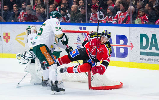 Färjestads Ole-Kristian Tollefsen tacklar omkull Örebros