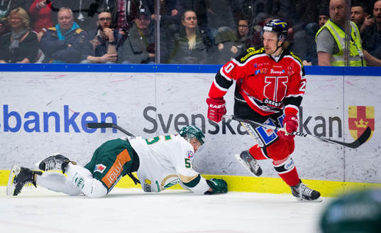 Örebros Marcus Weinstock tacklar omkull Färjestads