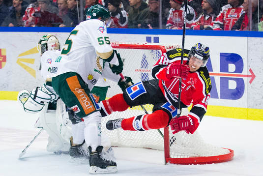 Färjestads Ole-Kristian Tollefsen tacklar omkull Örebros