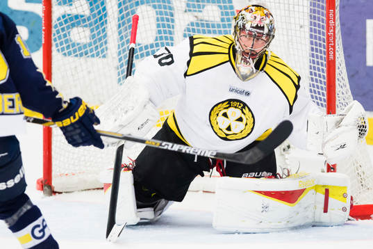 Brynäs målvakt Johan Holmqvist blockerar