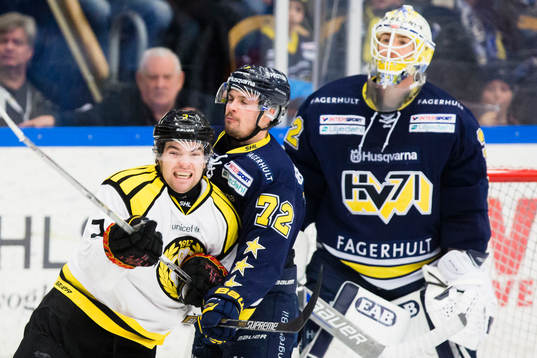 s Patrik Carlsson framför HV71:s målvakt Gustaf Wesslau