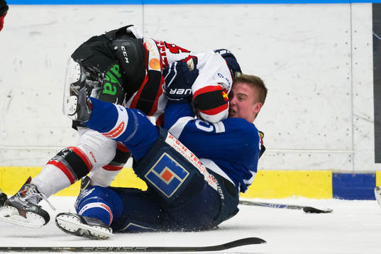 Malmö Redhawks David Liffiton i slagsmål med Karlskogas