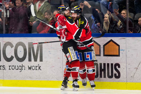 Örebros Derek Ryan gör 1-0 och jublar ihop med Johan
