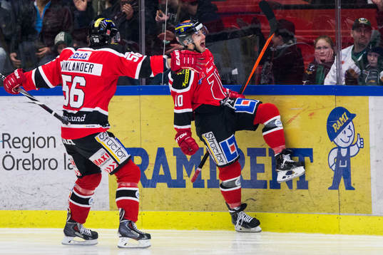 Örebros Derek Ryan gör 1-0 och jublar ihop med Johan