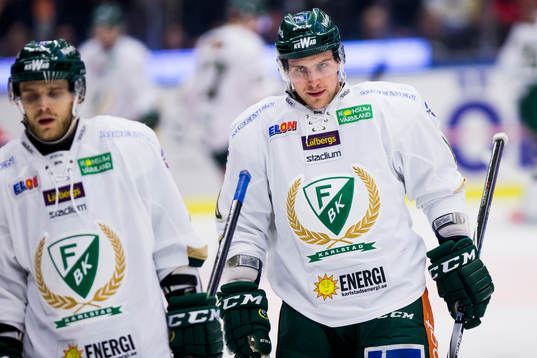 Färjestads Shawn Lalonde (th) deppar