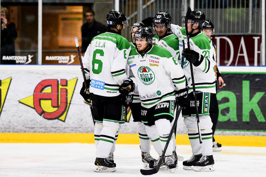 Rögles spelare jublar