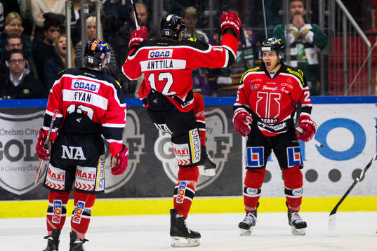 Örebros Marko Anttila (ryggen) gör 2-0 och jublar mot