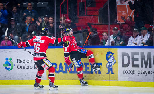Örebros Derek Ryan gör 1-0 och jublar med Johan Wiklander