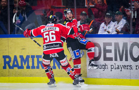 Örebros Derek Ryan gör 1-0 och jublar med Johan Wiklander