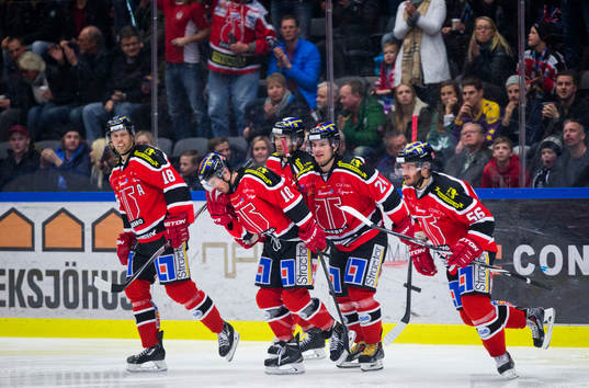 Örebros Derek Ryan gör 1-0 och jublar med Johan Wiklander