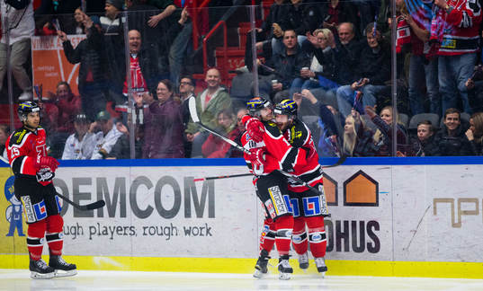 Örebros Derek Ryan gör 1-0 och jublar med Johan Wiklander