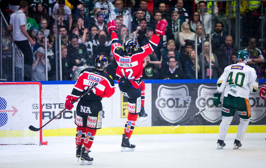Örebros Marko Anttila gör 2-0 och jublar med Derek Ryan