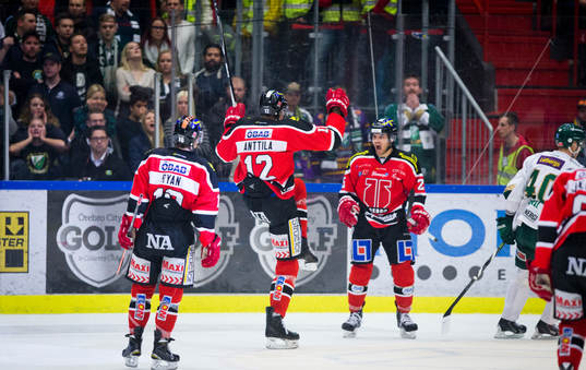 Örebros Marko Anttila gör 2-0 och jublar med Martin