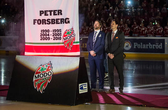 Peter Forsberg får sin förtjänst fana hissad i arenan
