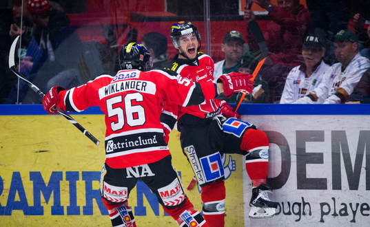 Örebros Derek Ryan gör 1-0 och jublar med Johan Wiklander