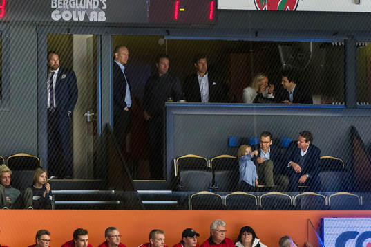 Peter Forsberg tittar på när prins Daniel bekantar sig