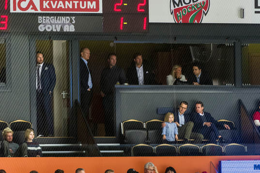 Peter Forsberg tittar på när prins Daniel bekantar sig