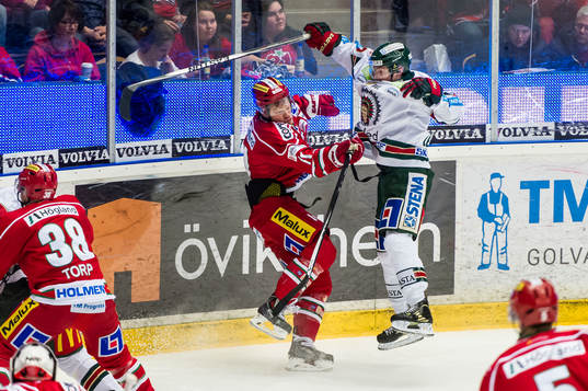 Modos Simon Önerud krockar med Frölundas Artturi Lehkonen