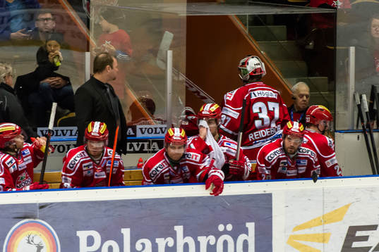Modos målvakt Adam Reideborn lämnar isen