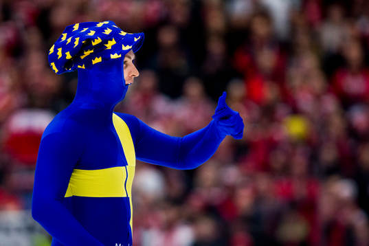 Örebros målvakt Julius Hudacek spexar