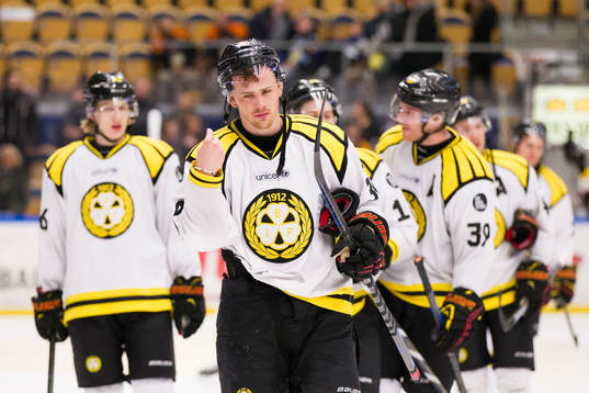 Brynäs Daniel Brodin med lagkamrater deppar