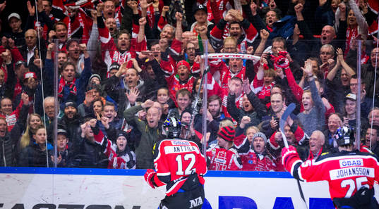 Örebros Marko Anttila gör 3-0 och jublar framför fansen
