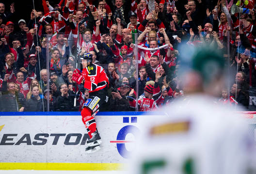 Örebros Marko Anttila gör 3-0 och jublar framför fansen