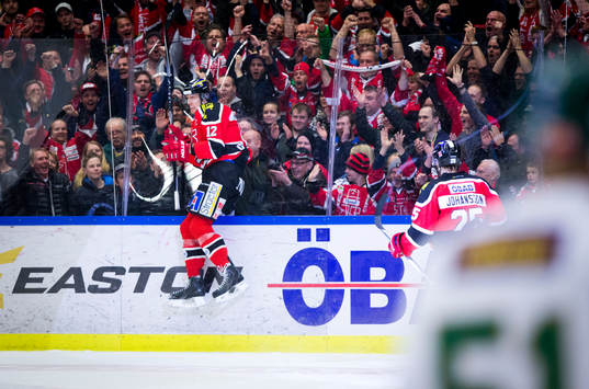 Örebros Marko Anttila gör 3-0 och jublar framför fansen