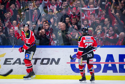 Örebros Marko Anttila gör 3-0 och jublar framför fansen