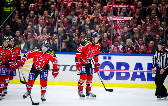 Örebros Marko Anttila gör 3-0 och jublar framför fansen