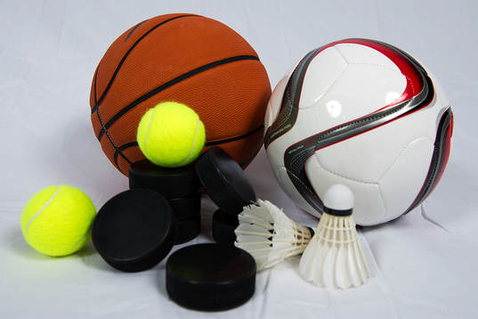 En basketboll, en fotboll, två tennisbollar, två